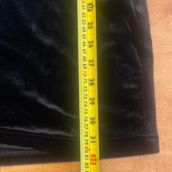 Elegant Black Velvet Dress - Picture 5 of 10